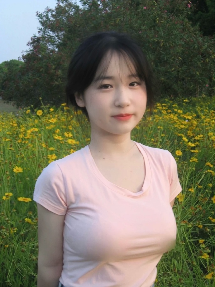 女生迈开腿让男生吃草莓膀胱小孩