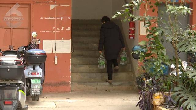 穿金路三号停水两月 小区居民：水费已交清为何仍停水？